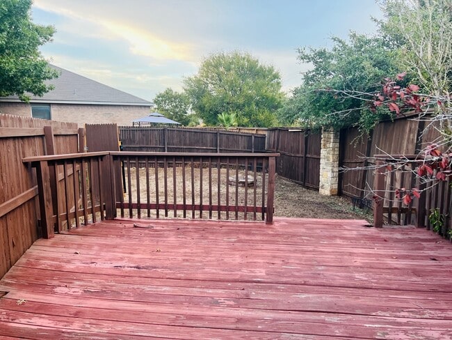 Deck & Backyard - 27002 Rustic Cabin