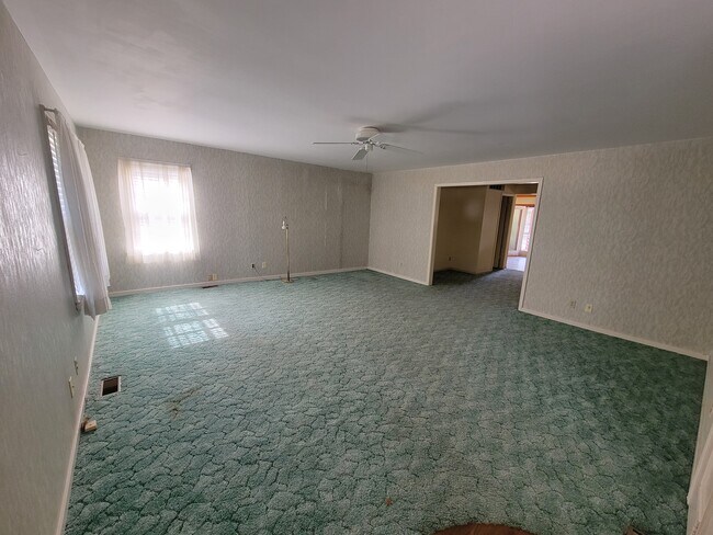 Building Photo - 219 S Evergreen Ln