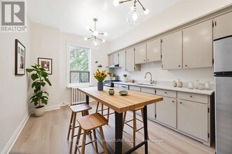 Building Photo - 1-1 Bellwoods Park