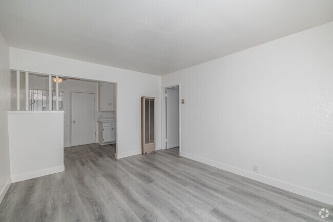 1 habitación, 1 baño - 500 pies cuadrados - Sala de estar - 903 N. Sloan Ave.