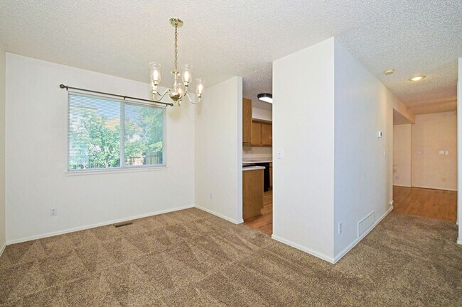 Building Photo - Spacious Home with Private Yard!