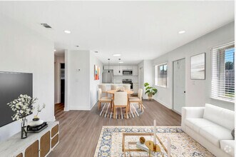 Building Photo - 817 E Tiffany Dr