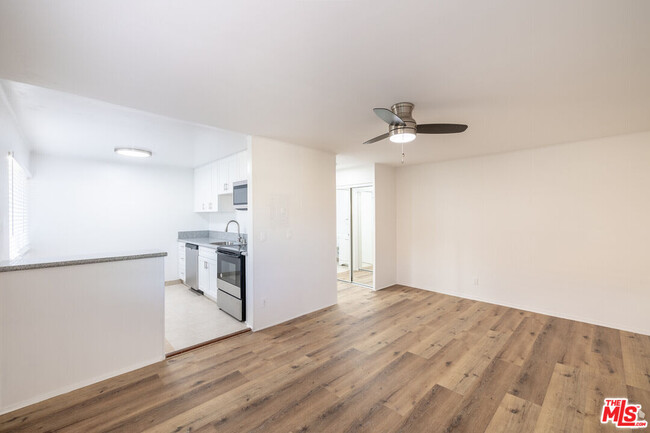 Foto del edificio - 5541 Newcastle Ave