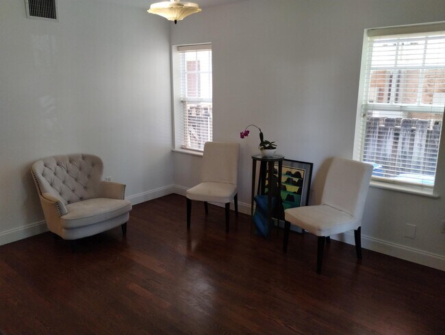 Building Photo - 2870 Pine Tree Dr