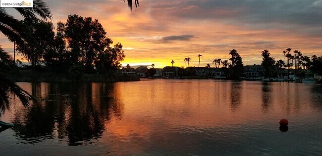 Foto del edificio - 1594 Willow Lake Rd
