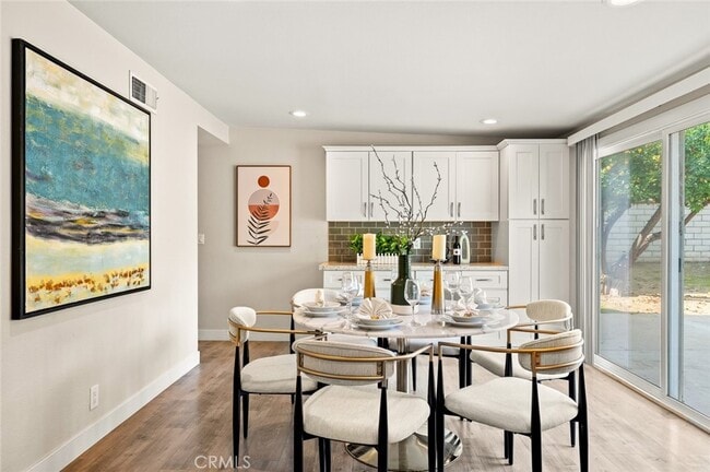 Comedor - 21711 Lost River Dr