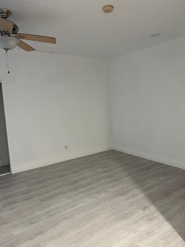 Dormitorio - 11070 Densmar Rd