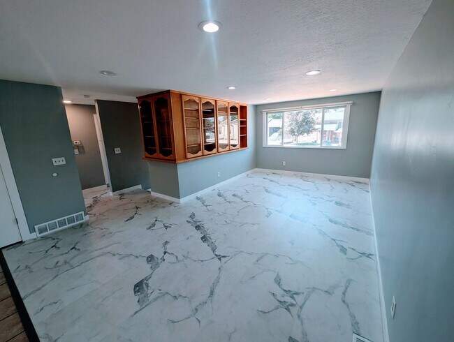 Building Photo - GORGEOUS Home!!!