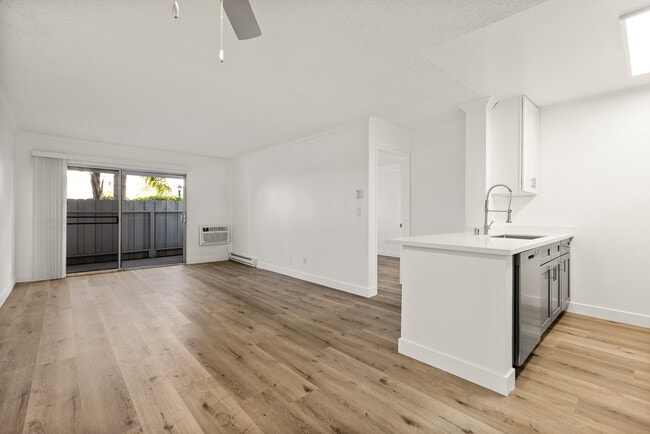 El espacio perfecto para relajarse, recibir invitados o desconectar. - Bay Apartments