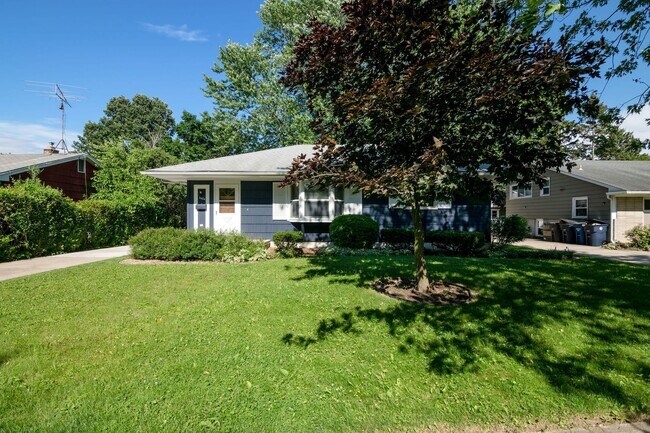 Building Photo - 1404 Saunders Crescent