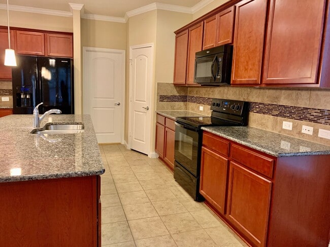 Building Photo - Chic 3 bed, 2.5 bath in beautiful South Au...