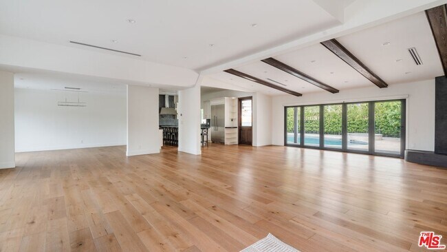 Foto del edificio - 5455 Longridge Ave