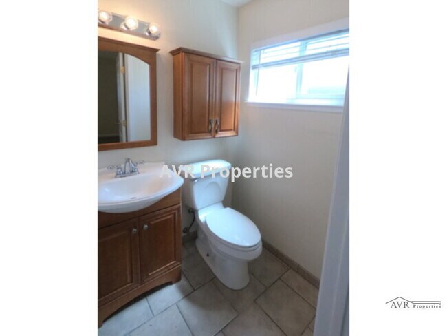 Building Photo - Beautiful single story, single family Live...