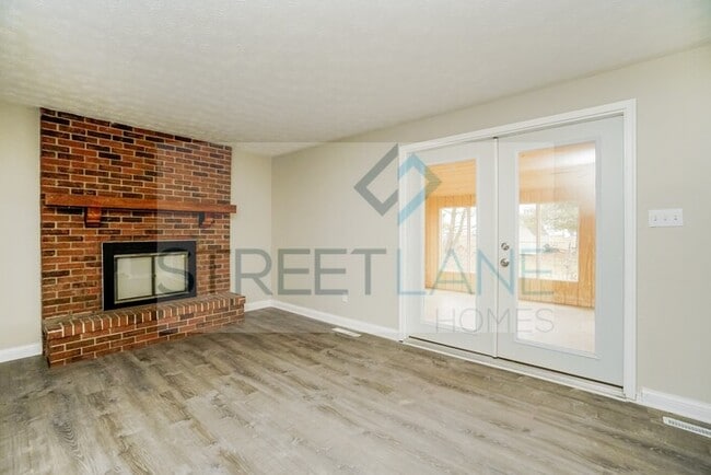Building Photo - REDUCED!