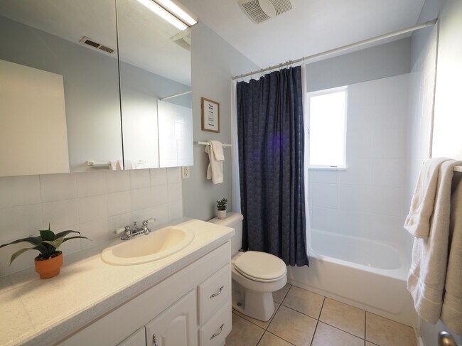 Bathroom - 4165 Wolff St