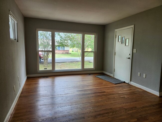 Foto del edificio - Coming In October -  4 bedroom 2 bath home...