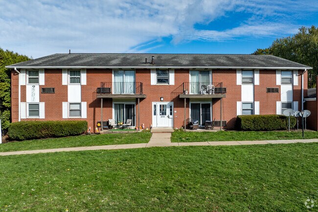 Fachada principal de un edificio de 8 unidades. - 502 - 2701 38th Street (Arbor Park)