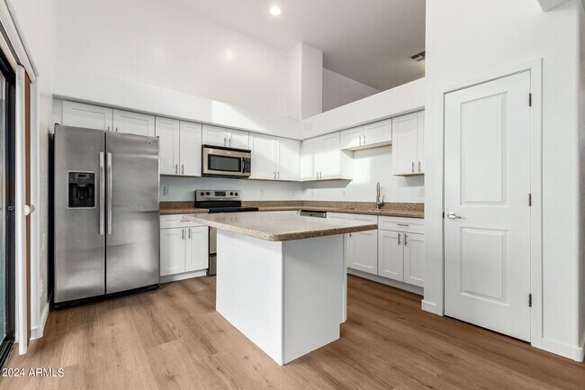 Foto del edificio - 330 S Farmer Ave