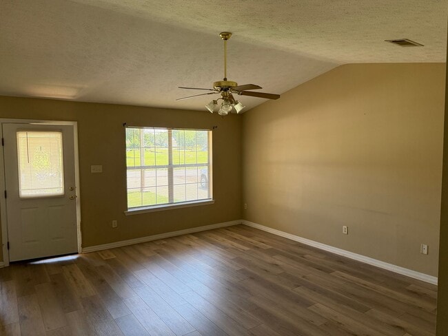 Building Photo - 2 Bed 1 Bath Duplex