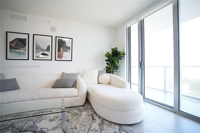 Foto del edificio - 300 Sunny Isles Blvd