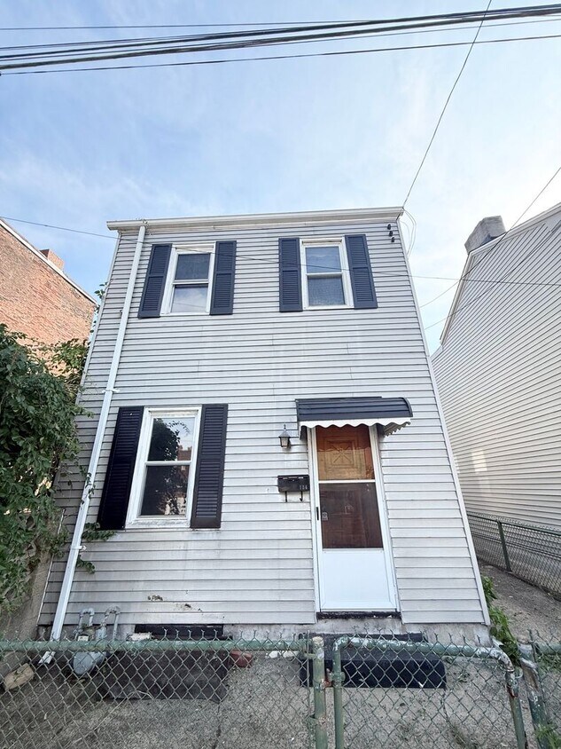 One or 2 bedroom, 1 bathroom home with a den in the heart of Lawrenceville. - One or 2 bedroom, 1 bathroom home with a den in the heart of Lawrenceville.