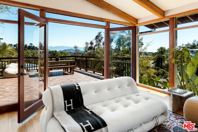 Foto del edificio - 2251 Sunset Heights Dr