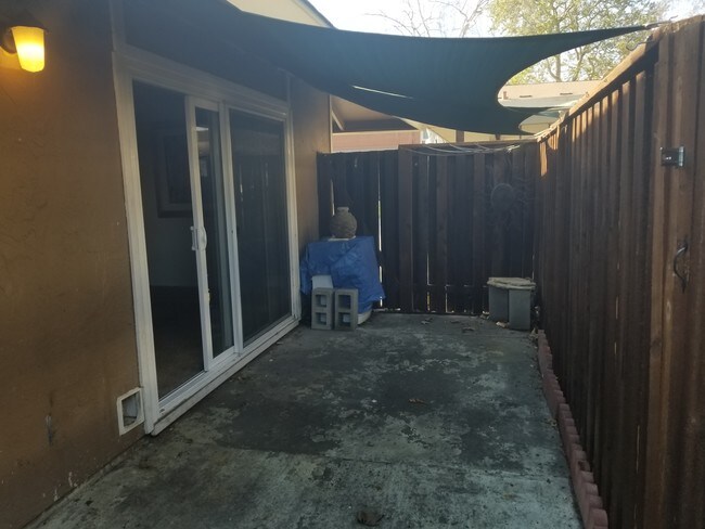 Building Photo - 2 Bed 1 Bath Condo Across From Hillcrest Park