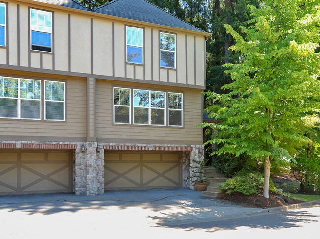 Foto del edificio - Pristine Spacious 3 Bedroom Lake Oswego Townhome | Skylights, High Ceilings, and Mt. Park Trails ...