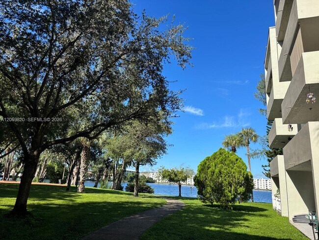Foto del edificio - 10090 NW 80th Ct