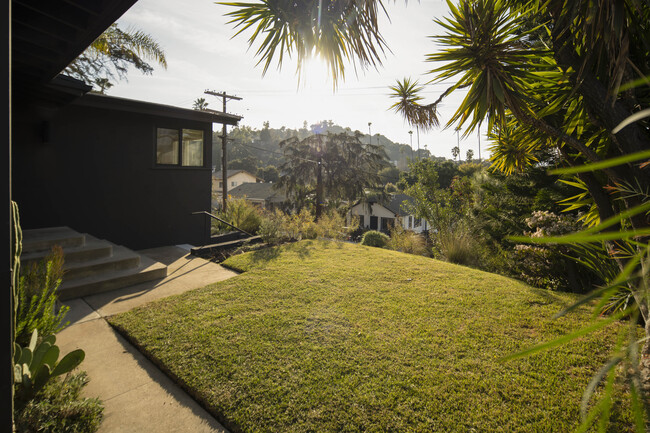 Building Photo - 5028 Sierra Villa Dr
