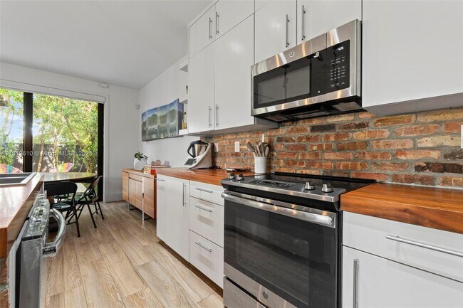 Building Photo - 15484 NW 91st Ct