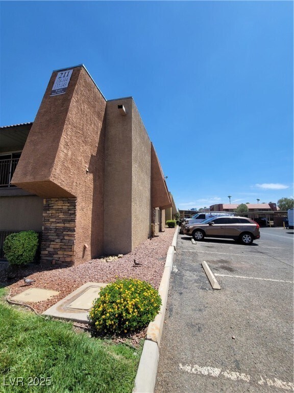 Building Photo - 5121 River Glen Dr