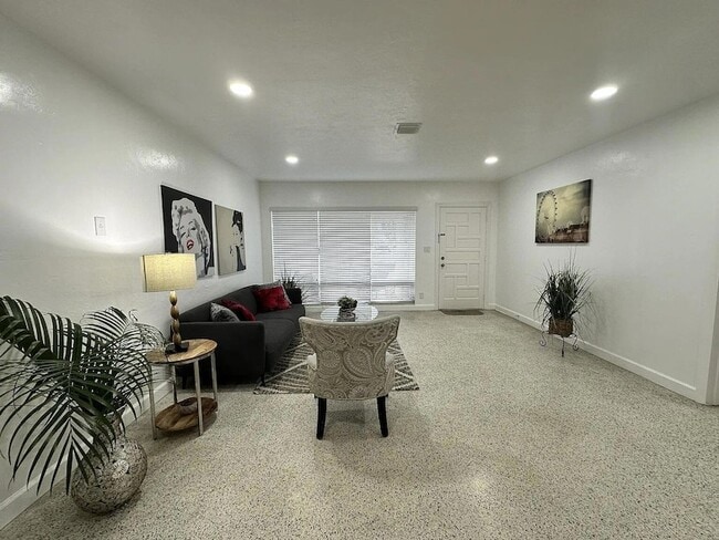 Building Photo - 950 E Dayton Cir