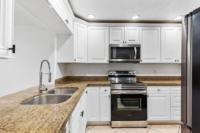 Building Photo - 1693 Cypress Pointe Dr