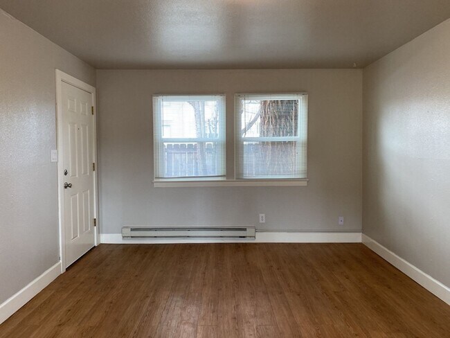 Foto del edificio - STUDENTS WELCOME! One-Bedroom Bungalow 1 Block from CSU!