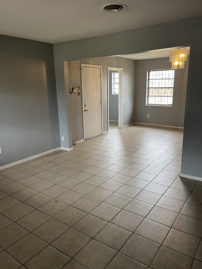Building Photo - 1160 Baythorne Dr