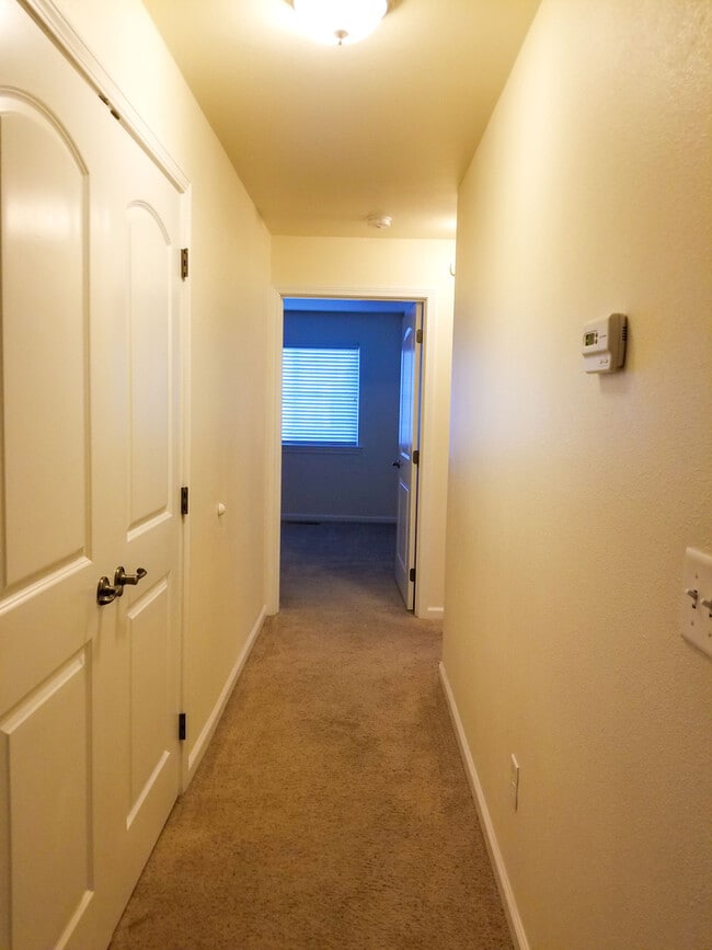 Building Photo - Great two bedroom, two bath unit in East Medford