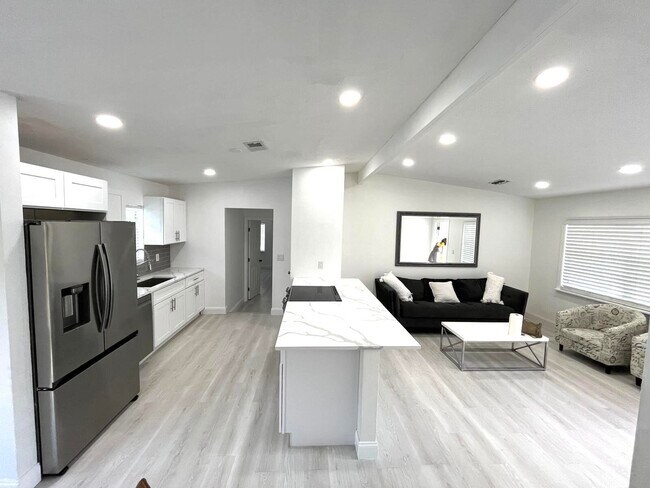 Building Photo - 432 La Mancha Ave