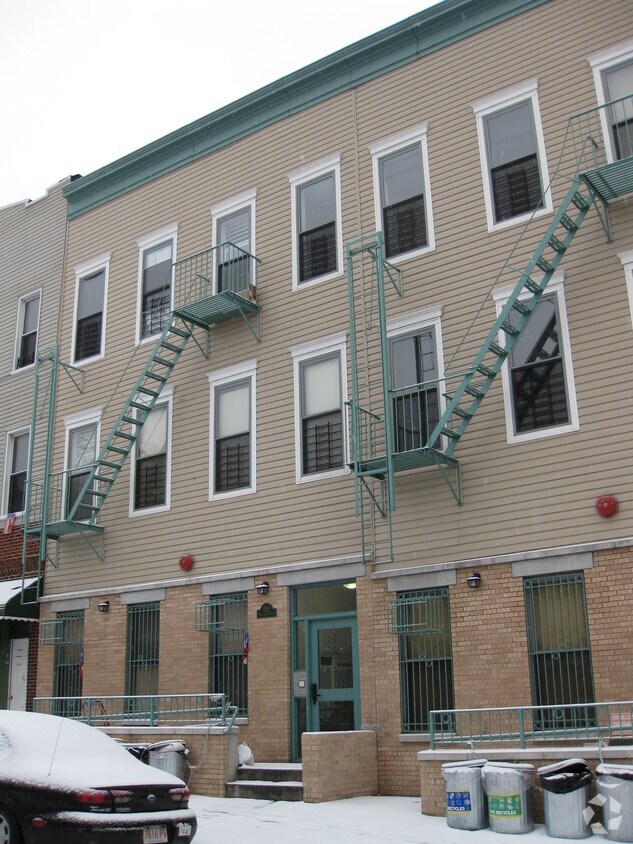 Building Photo - 229 Troutman St