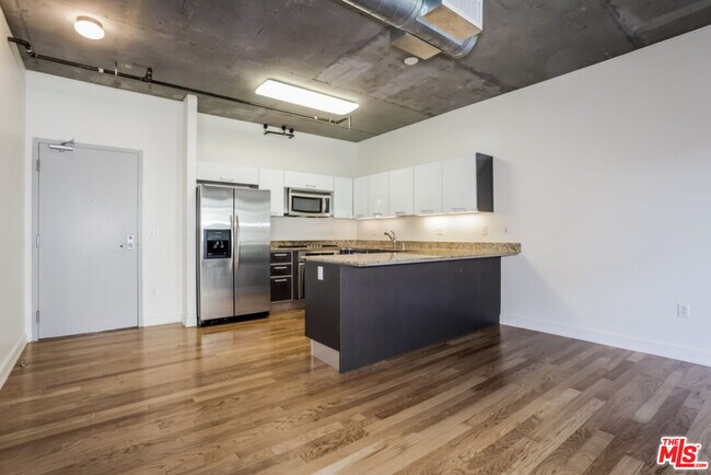 Foto del edificio - 645 W 9th St