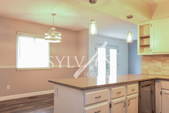 Building Photo - The living is easy in this 3 bedroom, 2 ba...