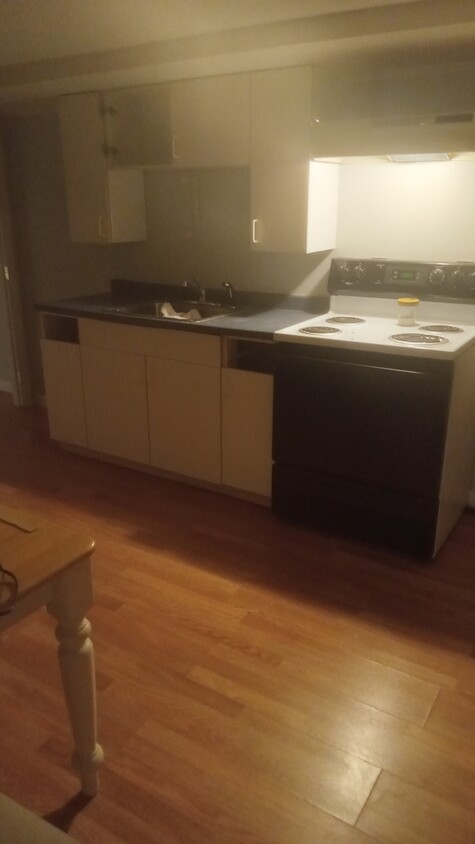 kitchen - 1025 Service Rd