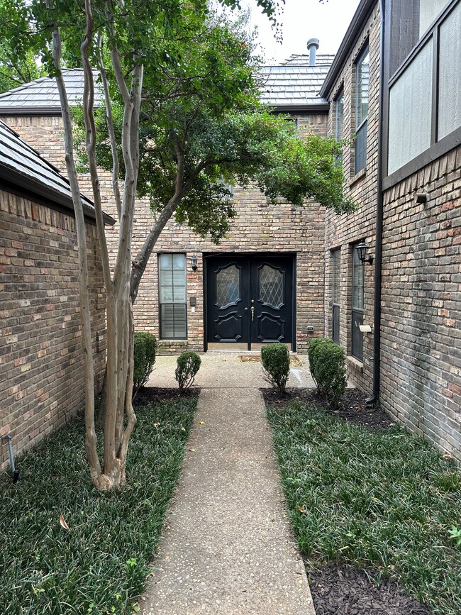 Courtyard/Front porch - 3500 Stafford Dr