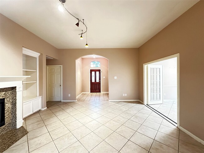 Building Photo - 1115 Courtside Dr E