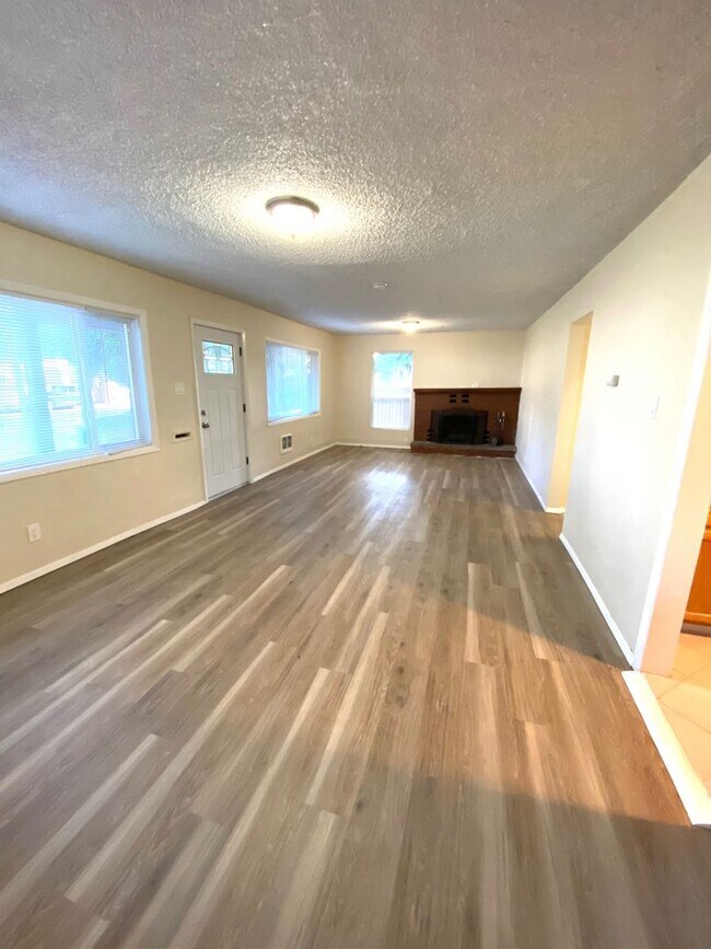 Building Photo - Nice 2+ Bed, 2 Bath House with Fenced Yard