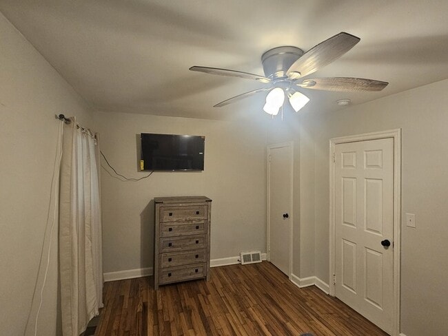 Foto del edificio - Spacious 3 Bedroom Brick Ranch Home (FURNISH)