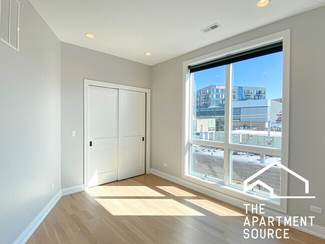 Building Photo - 1051 W Cornelia Ave