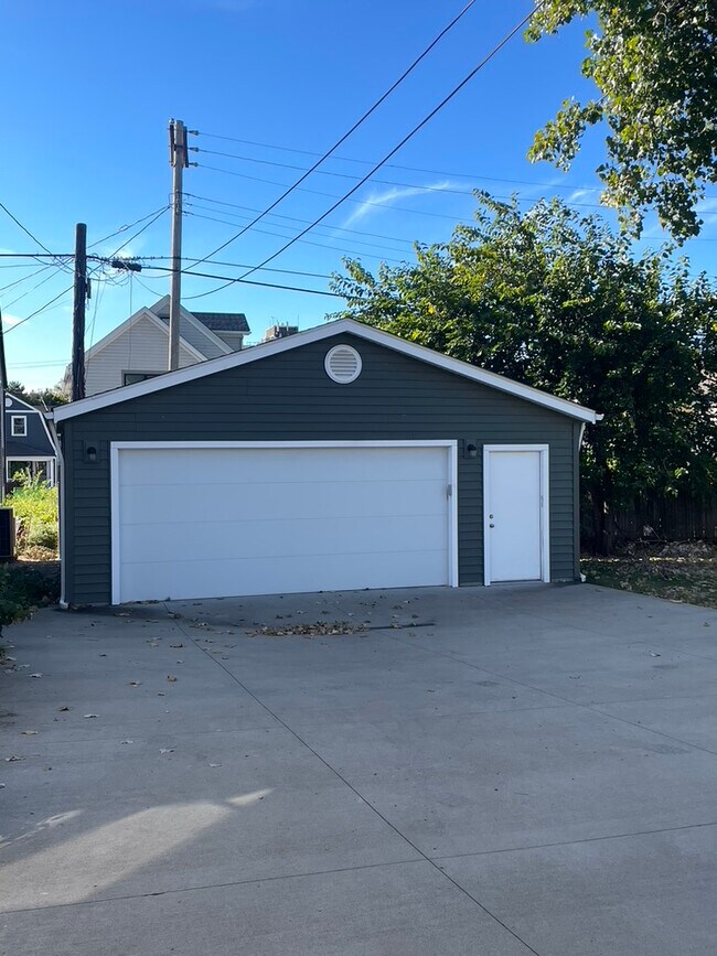 Cochera - 1354 W 65th St