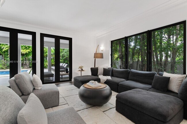 Foto del edificio - 5735 N Bay Rd
