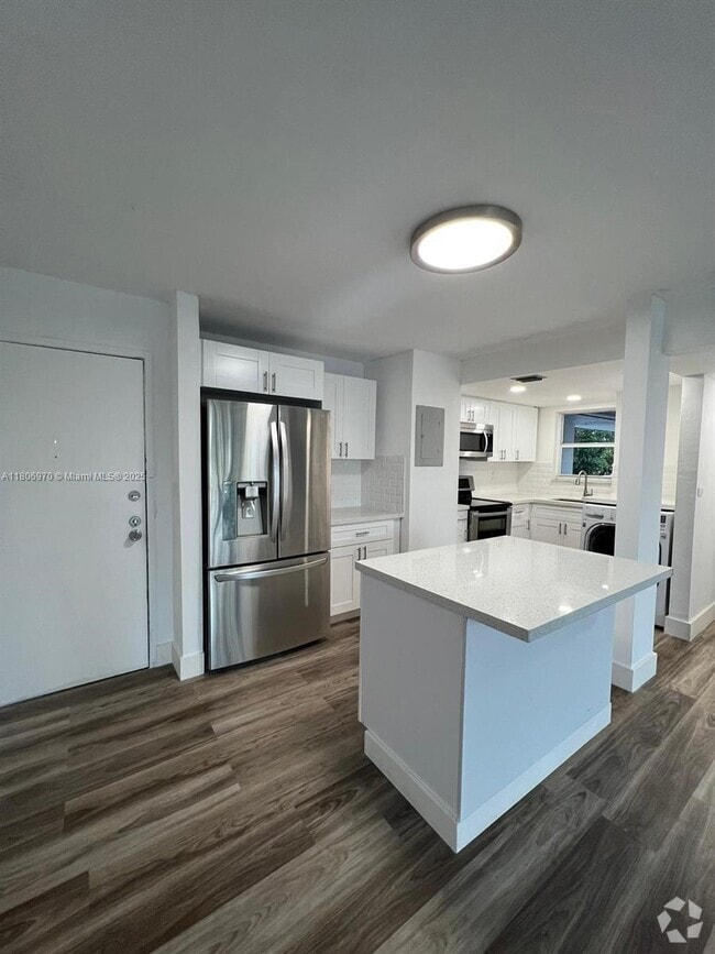 Building Photo - 310 Fontainebleau Blvd